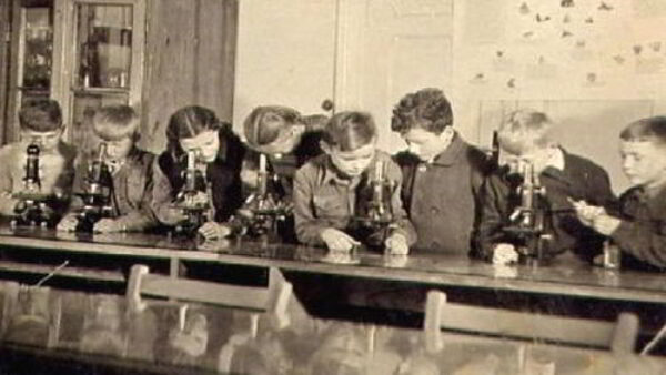 first microscope